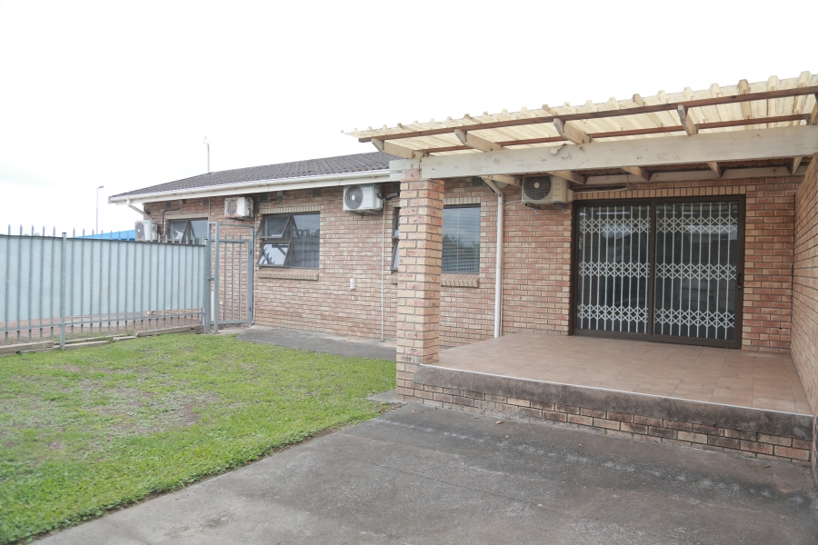 To Let commercial Property for Rent in Beacon Bay North Eastern Cape